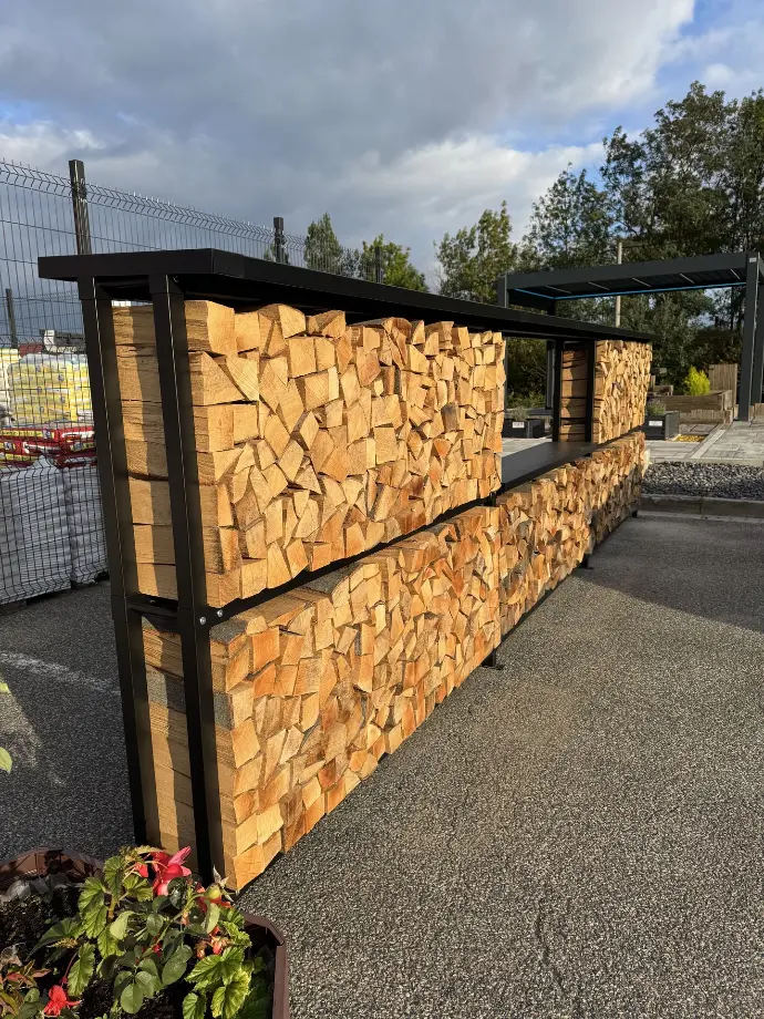 Dřevníková stěna 33/560 cm s nerezovou střechou a policí